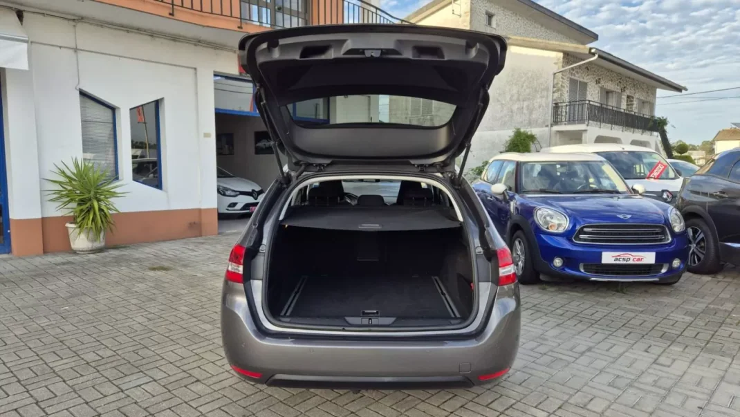 Peugeot 308 SW 2017 - 15900 EUR, 133694 km - AUTO.MOTO.pt - 133694km - foto 5 de 17