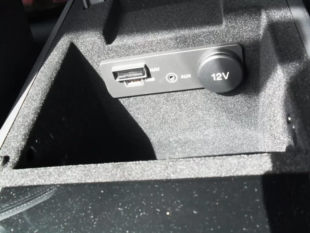 Jaguar XE 2017 - 25950 EUR, 59977 km - 59977km - foto 30 de 35