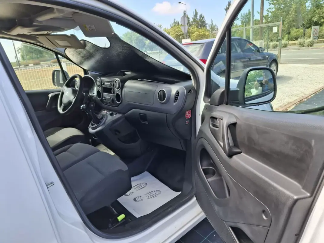 Peugeot PARTNER GIRAFON 2018 - 9990 EUR, 295321 km - AUTO.MOTO.pt - 295321km - foto 9 de 13