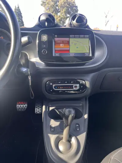 Smart Fortwo Cabrio 2019 - 14000 EUR, 48700 km - AUTO.MOTO.pt - 48700km - foto 8 de 19