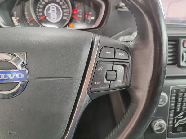 Volvo V40 Cross Country 2014 - 8150 EUR, 211000 km - AUTO.MOTO.pt - 211000km - foto 27 de 35