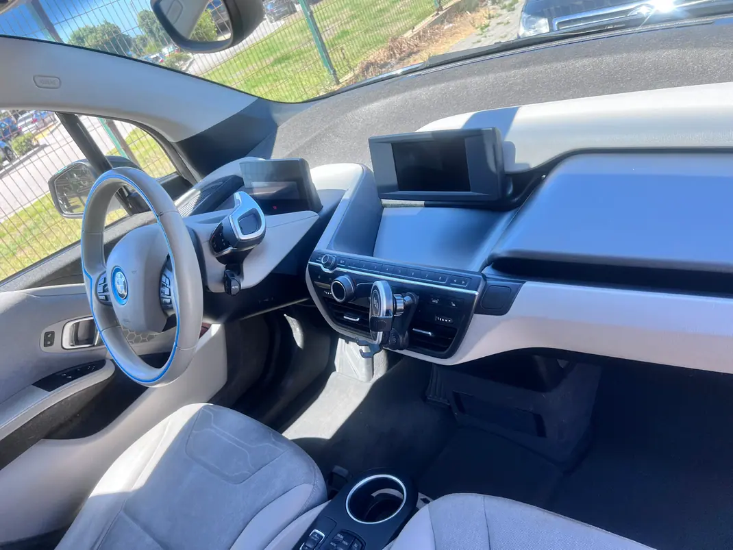 BMW i3 2016 - 9900 EUR, 166500 km - AUTO.MOTO.pt - 166500km - foto 8 de 15