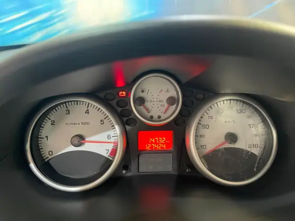 Peugeot 206 2011 - 4999 EUR, 127000 km - AUTO.MOTO.pt - 127000km - foto 29 de 34
