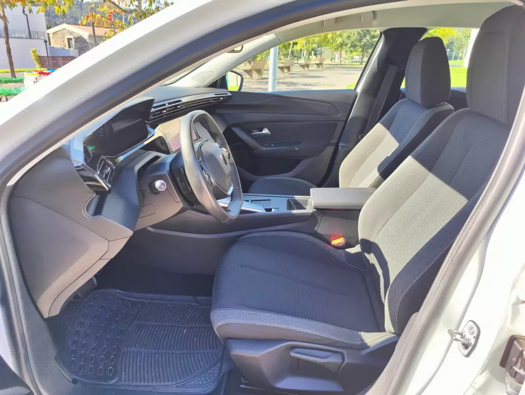 Peugeot 308 2023 - 21650 EUR, 73421 km - 73421km - foto 12 de 13