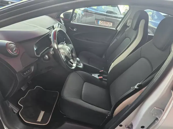 Renault Zoe 2021 - 13750 EUR, 97000 km - AUTO.MOTO.pt - 97000km - foto 8 de 20