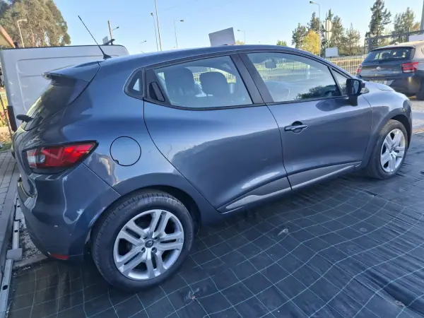 Renault Clio 2018 - 1295 EUR, 57123 km - AUTO.MOTO.pt - 57123km - foto 5 de 11