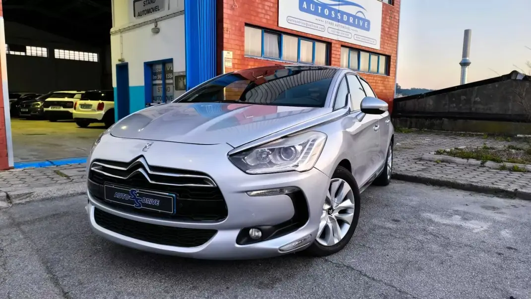 Citroën DS5 2012 - 10900 EUR, 184000 km - AUTO.MOTO.pt - 184000km - foto 10 de 17