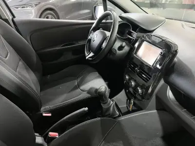 Renault Clio Sport Tourer 2015 - 8600 EUR, 248781 km - AUTO.MOTO.pt - 248781km - foto 14 de 20