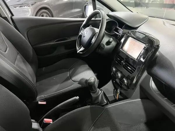 Renault Clio Sport Tourer 2015 - 6900 EUR, 248781 km - AUTO.MOTO.pt - 248781km - foto 14 de 20