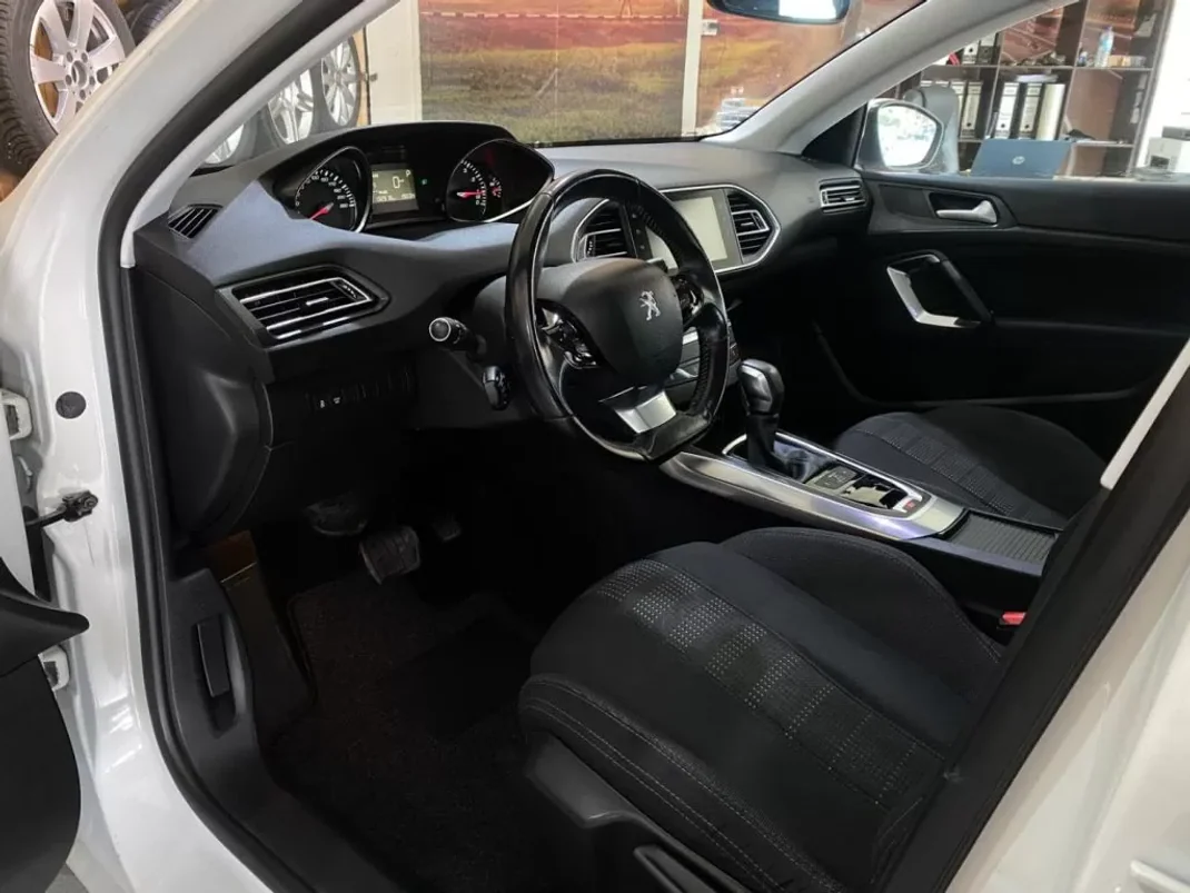 Peugeot 308 2016 - 14200 EUR, 132000 km - AUTO.MOTO.pt - 132000km - foto 8 de 23