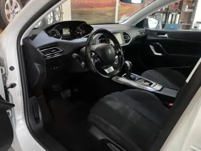Peugeot 308 2016 - 14200 EUR, 132000 km - AUTO.MOTO.pt - 132000km - foto 8 de 23
