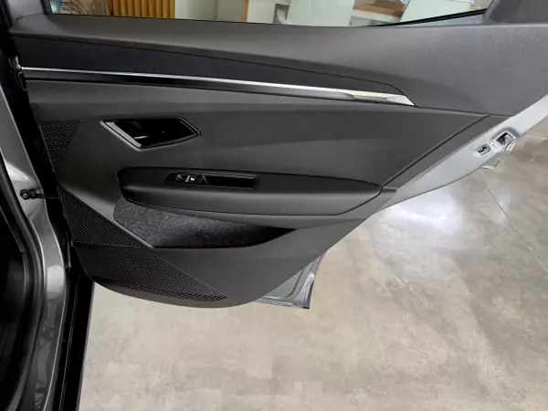 Renault Mégane E-Tech 2023 - 25500 EUR, 58000 km - AUTO.MOTO.pt - 58000km - foto 78 de 121