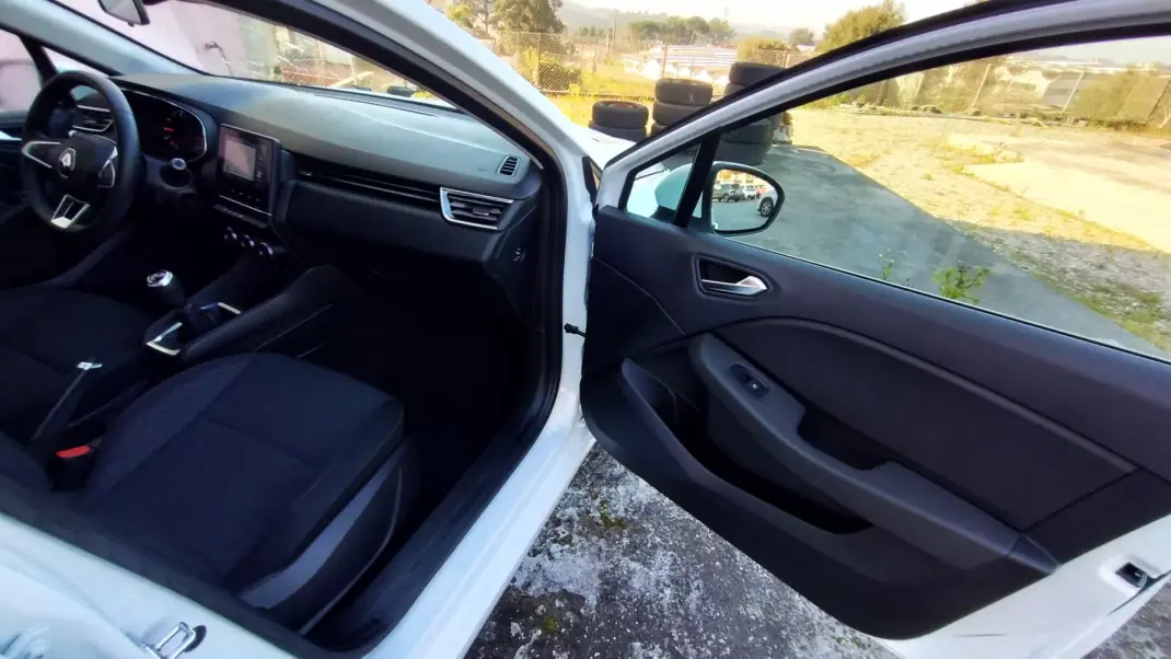 Renault Clio 2021 - 13999 EUR, 63000 km - AUTO.MOTO.pt - 63000km - foto 23 de 38