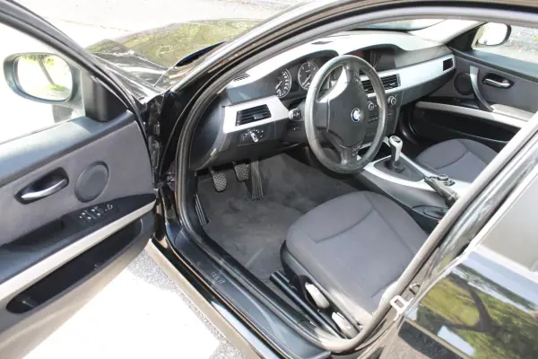 BMW 318 2010 - 10000 EUR, 254000 km - 254000km - foto 15 de 35