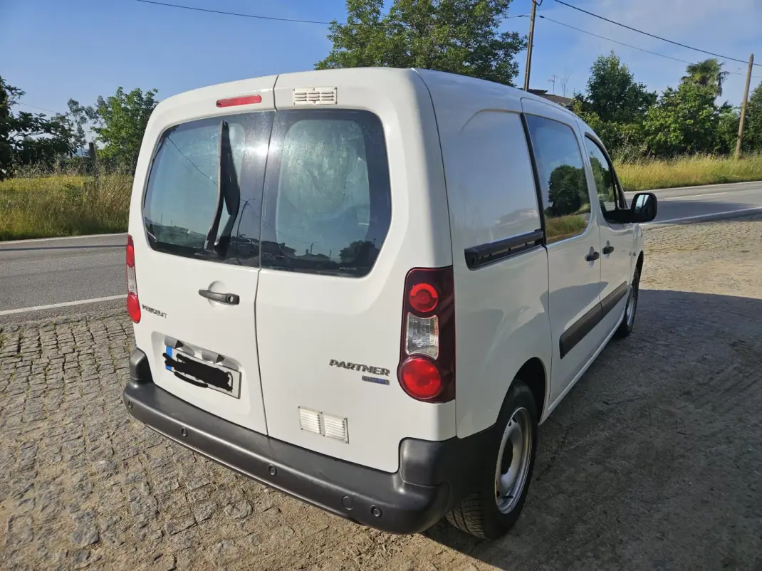Peugeot Partner 2016 - 8750 EUR, 170000 km - AUTO.MOTO.pt - 170000km - foto 4 de 6