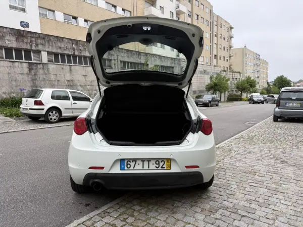 Alfa Romeo Giulietta 2014 - 7950 EUR, 197000 km - AUTO.MOTO.pt - 197000km - foto 8 de 15