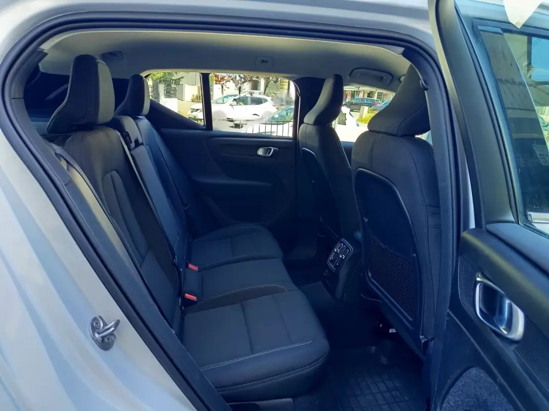 Volvo XC 40 2022 - 26490 EUR, 96032 km - AUTO.MOTO.pt - 96032km - foto 12 de 19