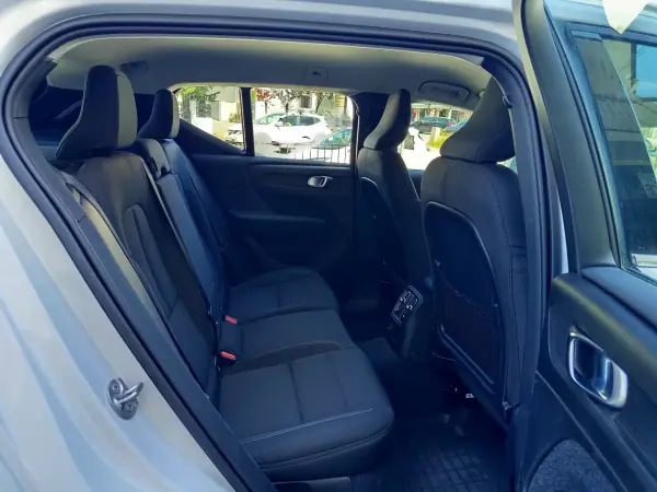 Volvo XC 40 2022 - 26490 EUR, 96032 km - AUTO.MOTO.pt - 96032km - foto 12 de 19
