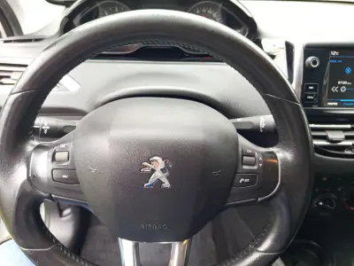 Peugeot 208 2017 - 10990 EUR, 163895 km - AUTO.MOTO.pt - 163895km - foto 10 de 11