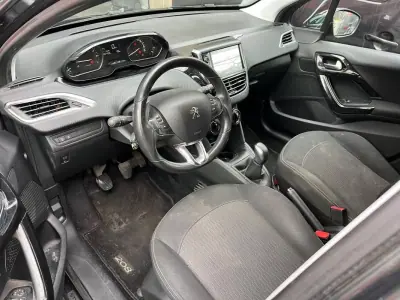 Peugeot 208 2017 - 8550 EUR, 102499 km - AUTO.MOTO.pt - 102499km - foto 9 de 10