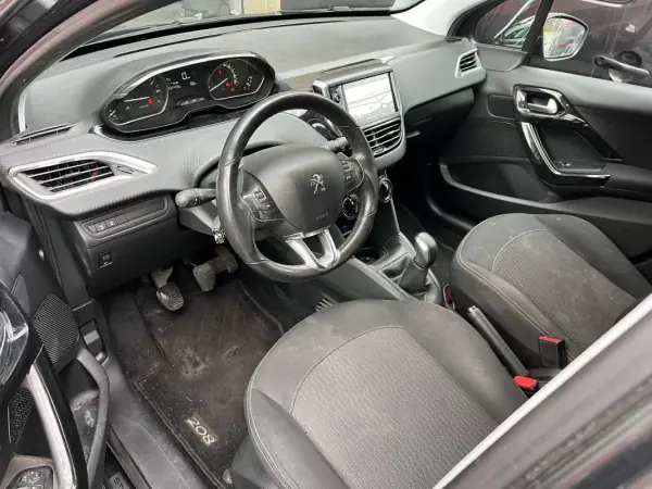 Peugeot 208 2017 - 8550 EUR, 102499 km - AUTO.MOTO.pt - 102499km - foto 9 de 10
