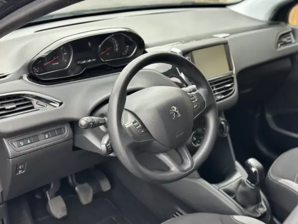 Peugeot 208 2015 - 7990 EUR, 73000 km - AUTO.MOTO.pt - 73000km - foto 39 de 51