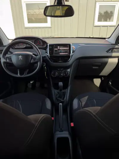 Peugeot 208 2013 - 8250 EUR, 73000 km - AUTO.MOTO.pt - 73000km - foto 8 de 12