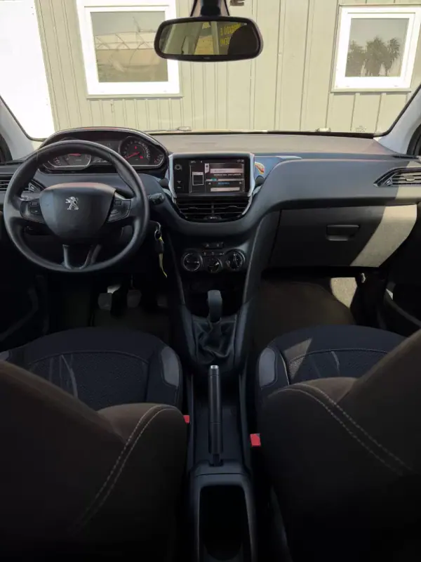 Peugeot 208 2013 - 8250 EUR, 73000 km - AUTO.MOTO.pt - 73000km - foto 8 de 12