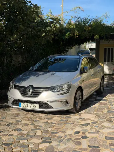 Renault Mégane 2018 - 16900 EUR, 102599 km - AUTO.MOTO.pt - 102599km - foto 2 de 12