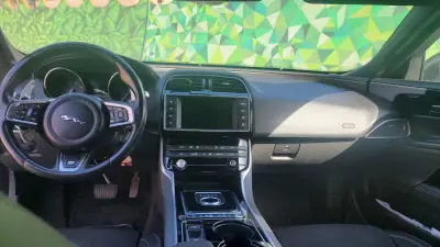 Jaguar XE 2016 - 17990 EUR, 220000 km - AUTO.MOTO.pt - 220000km - foto 11 de 12