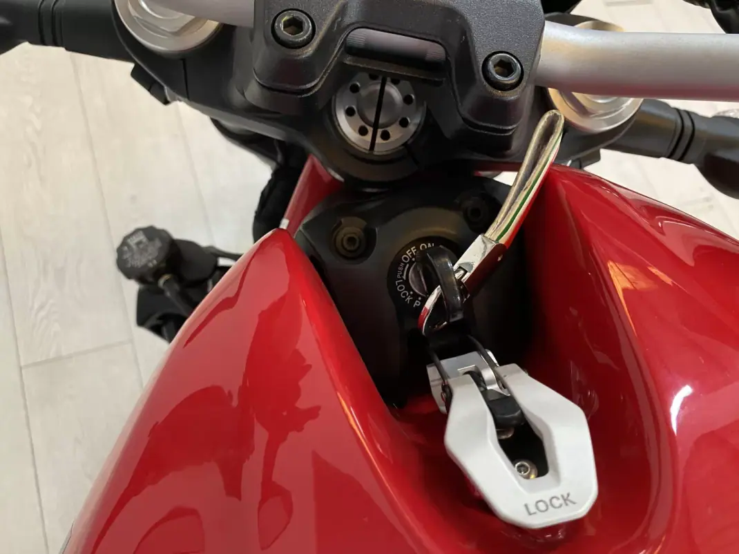 Ducati Monster 1000 2018 - 9950 EUR, 10707 km - AUTO.MOTO.pt - 10707km - foto 18 de 19