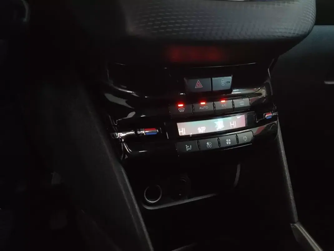 Peugeot 2008 2017 - 14950 EUR, 128000 km - AUTO.MOTO.pt - 128000km - foto 13 de 14