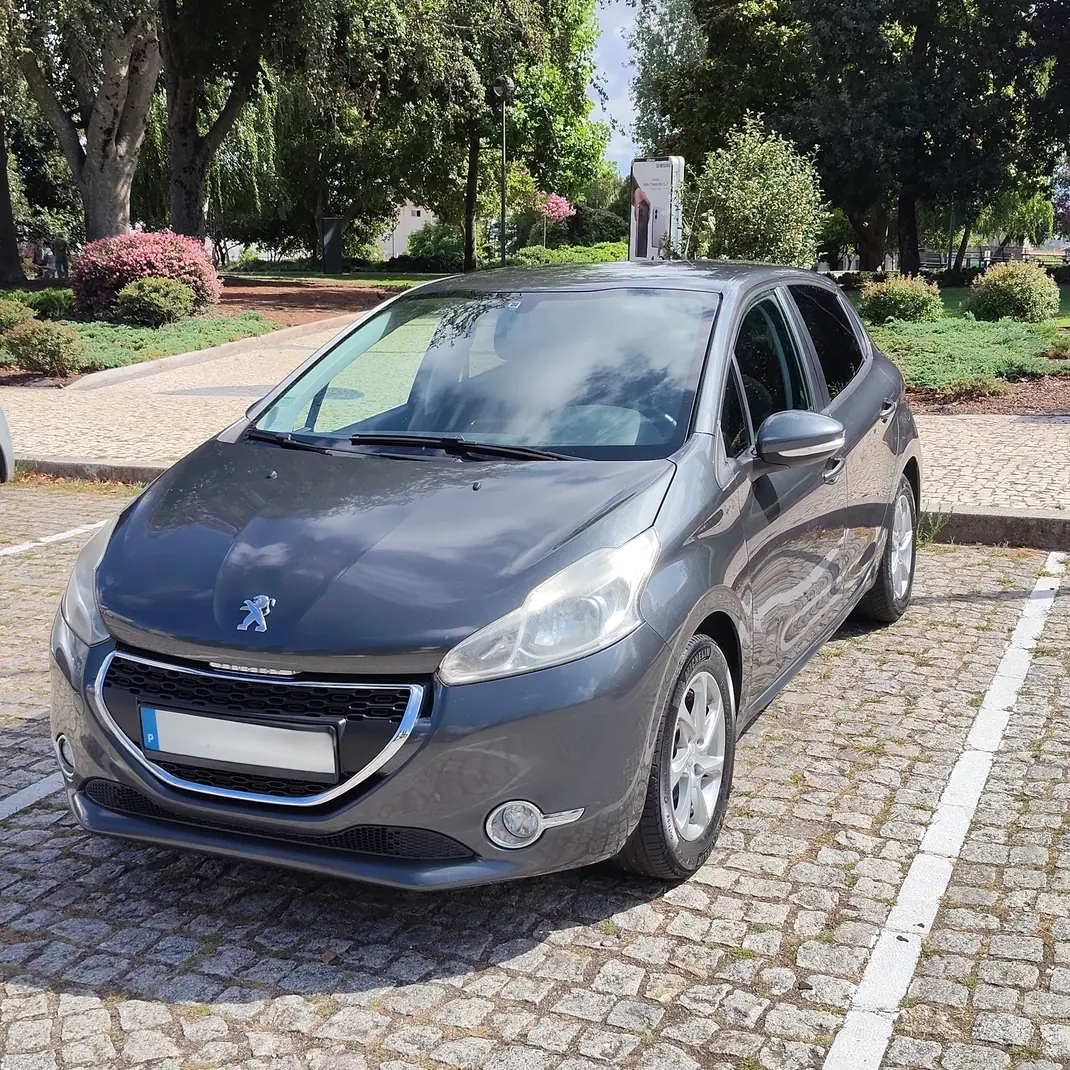 Peugeot 208 2014 - 6500 EUR, 255000 km - AUTO.MOTO.pt - 255000km - foto 1 de 11