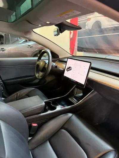 Tesla Model 3 2019 - 20900 EUR, 164000 km - 164000km - foto 9 de 11