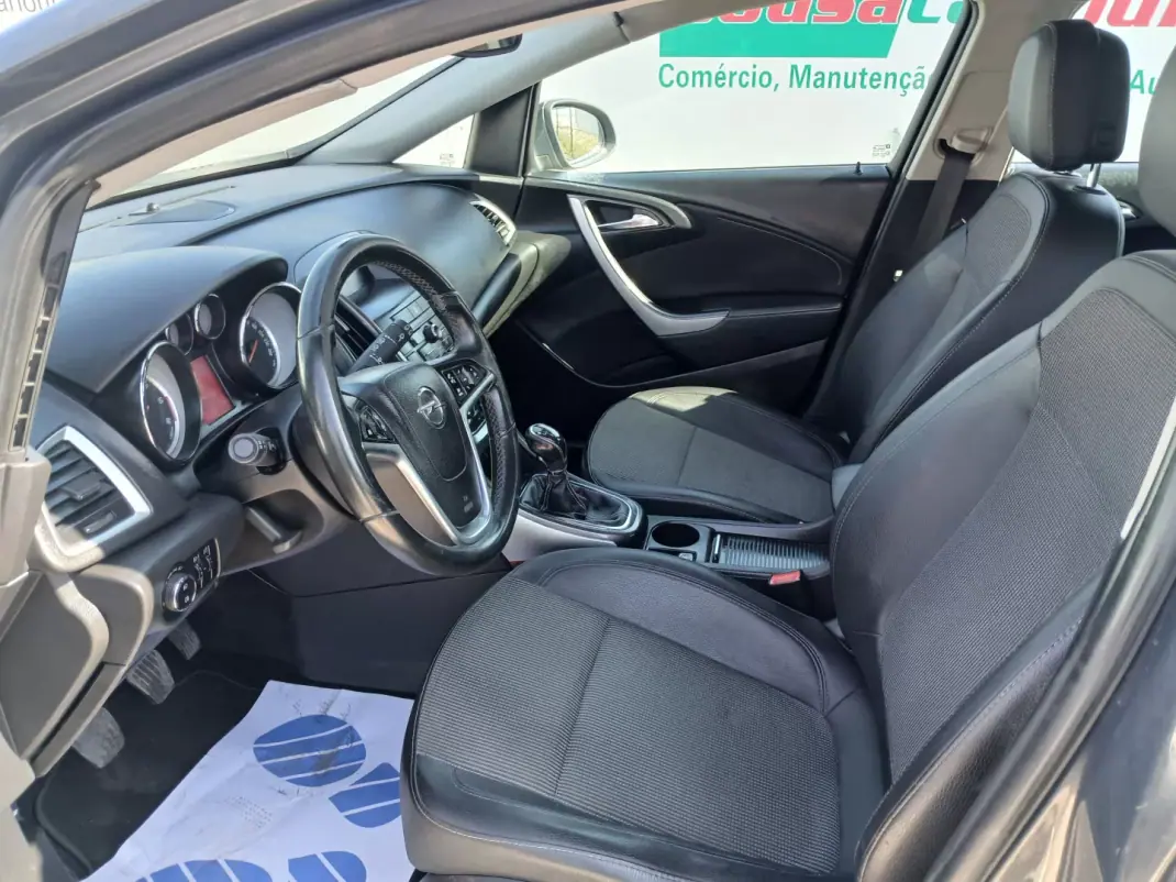 Opel Astra Sports Tourer 2013 - 7350 EUR, 143297 km - AUTO.MOTO.pt - 143297km - foto 14 de 26