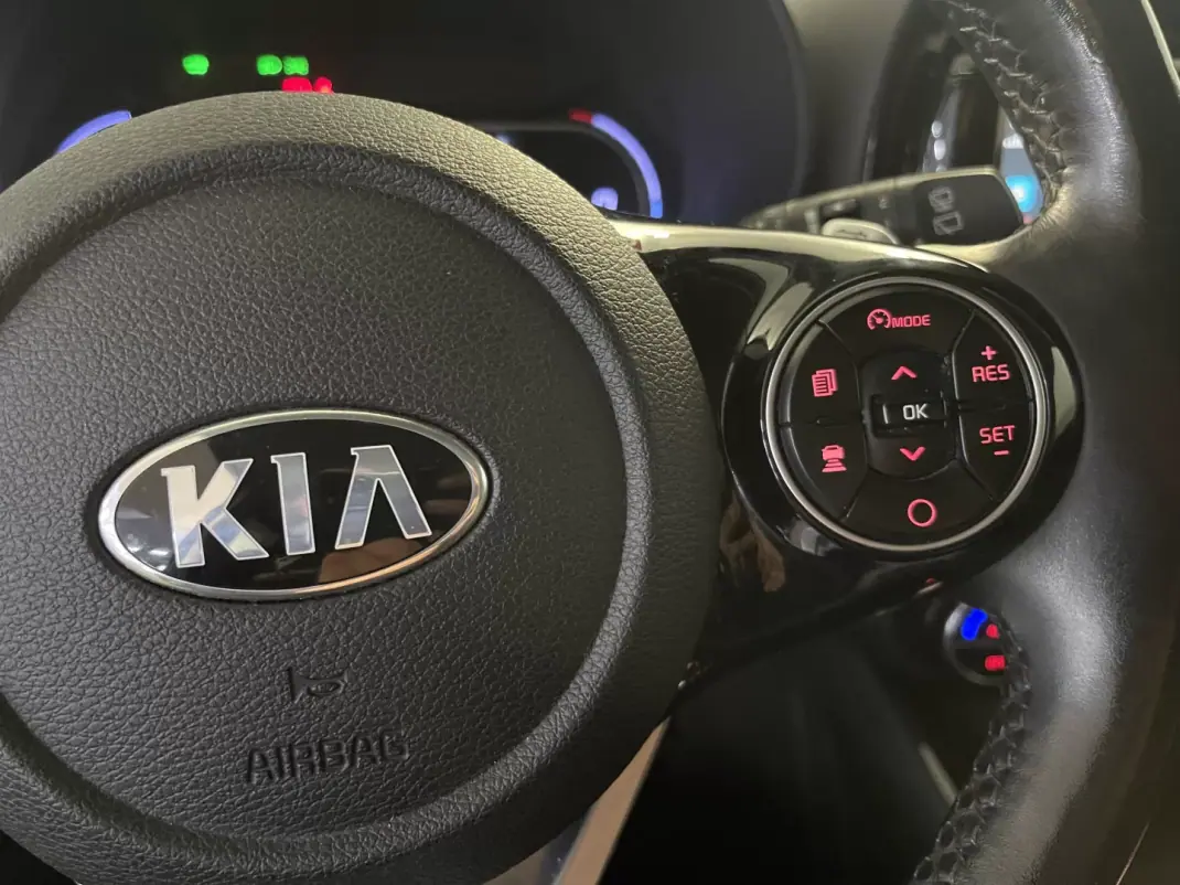 Kia e-Soul 2020 - 19750 EUR, 79000 km - AUTO.MOTO.pt - 79000km - foto 21 de 38