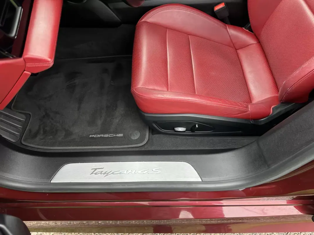 Porsche Taycan 2020 - 49900 EUR, 100000 km - AUTO.MOTO.pt - 100000km - foto 46 de 61