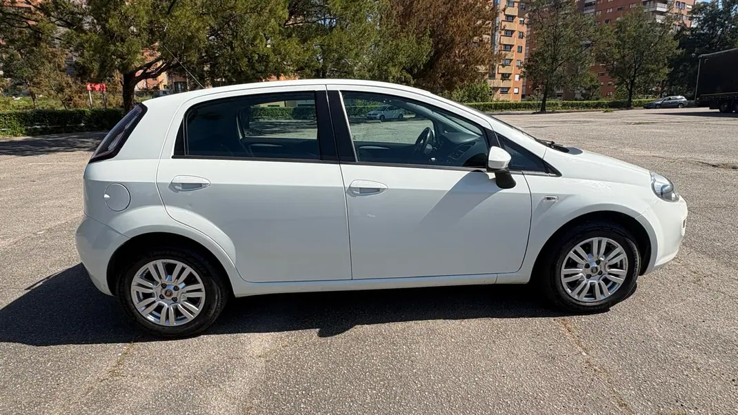 Fiat Punto 2015 - 6850 EUR, 76000 km - AUTO.MOTO.pt - 76000km - foto 6 de 13