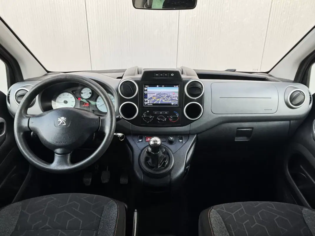 Peugeot Partner 2018 - 14900 EUR, 140000 km - AUTO.MOTO.pt - 140000km - foto 10 de 37