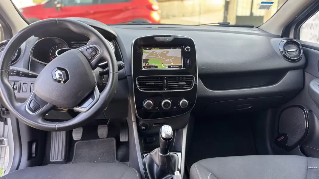 Renault Clio 2019 - 11900 EUR, 100000 km - AUTO.MOTO.pt - 100000km - foto 5 de 7