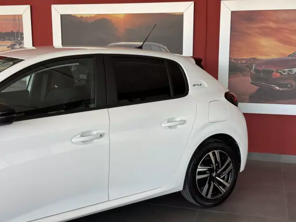 Peugeot 208 2022 - 14990 EUR, 46691 km - AUTO.MOTO.pt - 46691km - foto 3 de 21