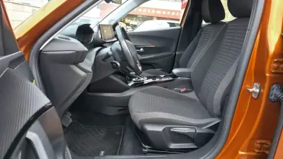 Peugeot e-2008 2020 - 19990 EUR, 43800 km - AUTO.MOTO.pt - 43800km - foto 11 de 28
