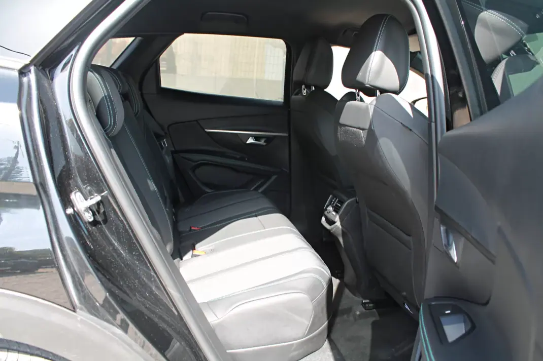 Peugeot 3008 2024 - 27480 EUR, 21284 km - 21284km - foto 13 de 17