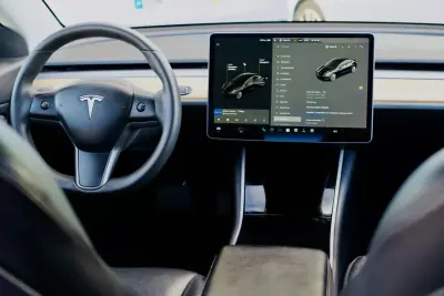 Tesla Model 3 2020 - 24500 EUR, 118368 km - AUTO.MOTO.pt - 118368km - foto 7 de 21