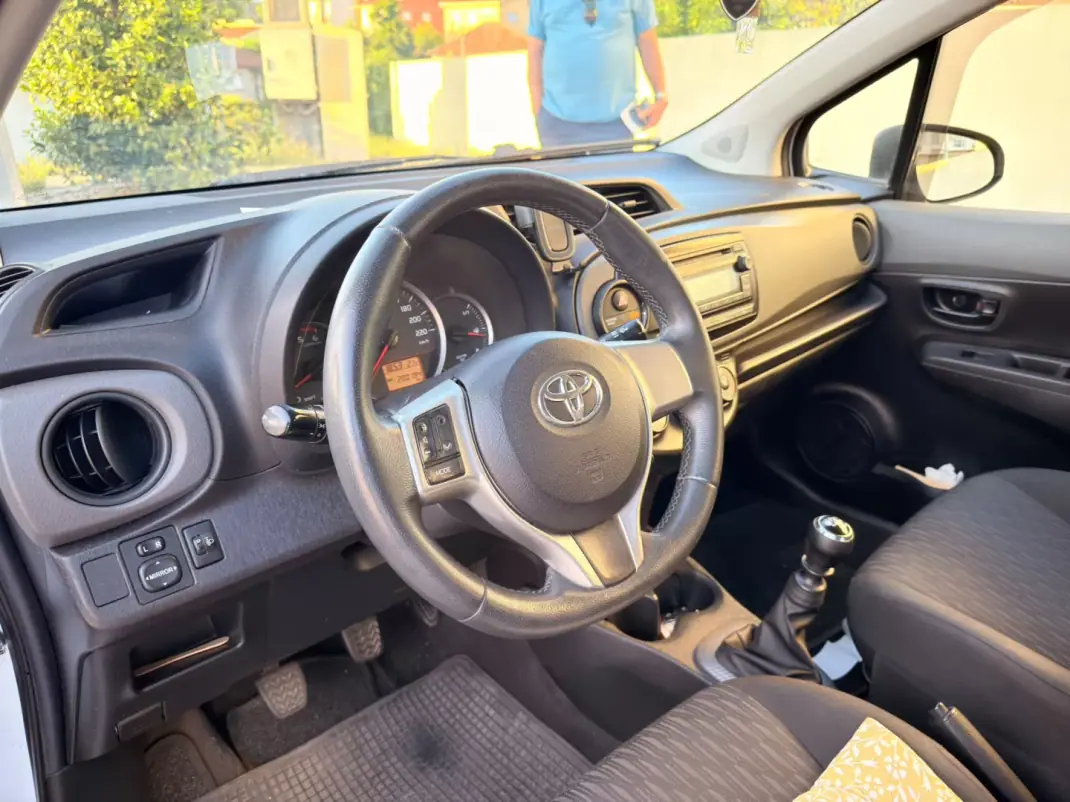 Toyota Yaris 2013 - 8750 EUR, 200000 km - 200000km - foto 6 de 12