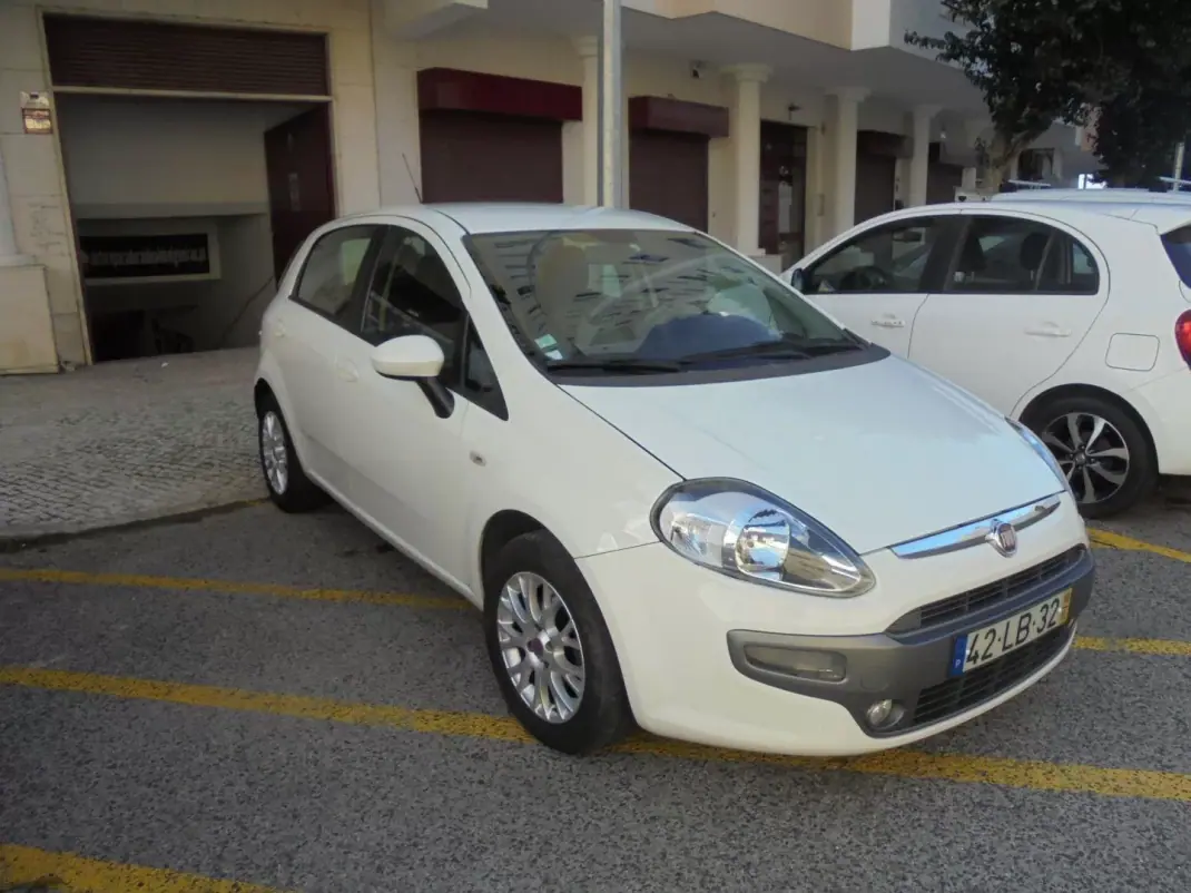 Fiat Punto 2010 - 5900 EUR, 147000 km - AUTO.MOTO.pt - 147000km - foto 9 de 28