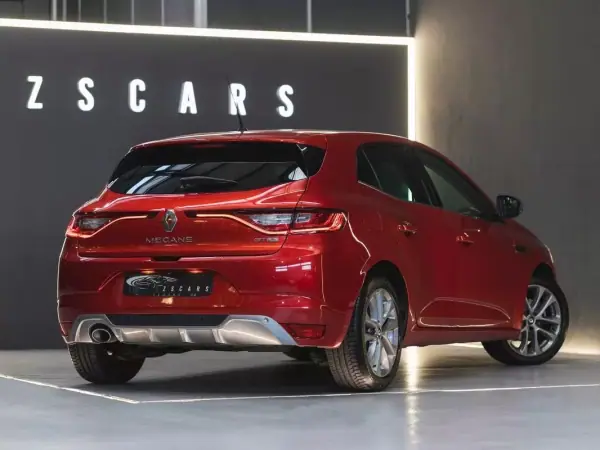 Renault Mégane 2017 - 15750 EUR, 110350 km - AUTO.MOTO.pt - 110350km - foto 12 de 17