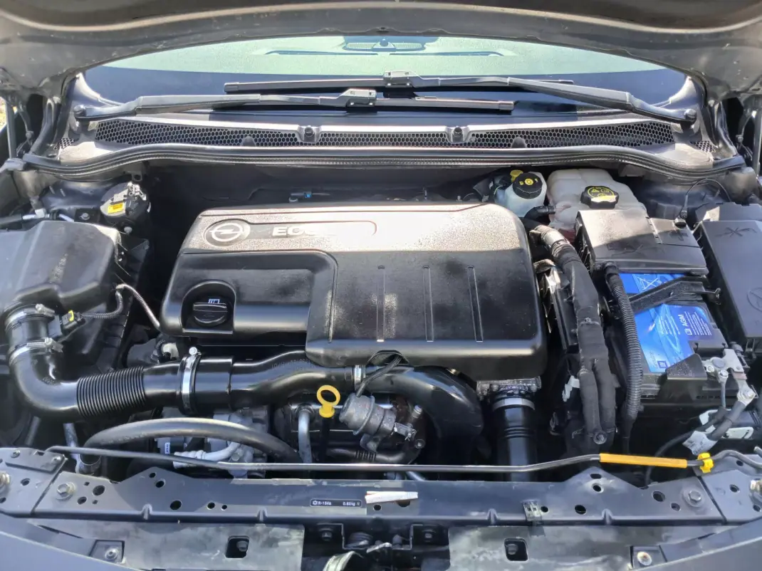 Opel Astra Sports Tourer 2013 - 7350 EUR, 143297 km - AUTO.MOTO.pt - 143297km - foto 25 de 26