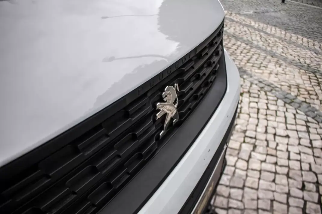 Peugeot Partner BlueHDi 100 L2 Cabine Dupla 2021 - 12990 EUR, 103902 km - AUTO.MOTO.pt - 103902km - foto 9 de 28