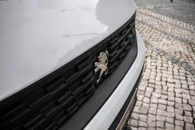 Peugeot Partner BlueHDi 100 L2 Cabine Dupla 2021 - 12990 EUR, 103902 km - AUTO.MOTO.pt - 103902km - foto 9 de 28